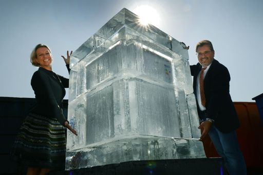Die anlässlich der Entsorgung des zweimillionsten
Kühlgeräts enthüllte Eisskulptur soll an den Klimaschutz erinnern,
da besonders alte FCKW-Kühlgeräte und deren mangelhafte Entsorgung
die Umwelt massiv belasten.