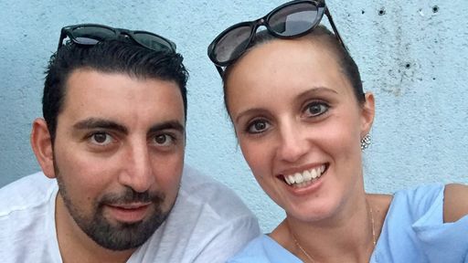 Vanessa (24) und Alex (31) sind seit fünf Jahren
ein Paar. Die beiden möchten heiraten, ihnen fehlt aber das nötige
Kleingeld für ihre Traumhochzeit. Um den Traum in Erfüllung gehen zu
lassen, bekommen sie 10.000 Euro und zwei Wochen Zeit. Der Haken:
Ihre Familien müssen die kompletten Feierlichkeiten organisieren,
Vanessa und Alex haben kein Mitsprachrecht. Können die beiden ihren
Angehörigen den schönsten Tag ihres Lebens anvertrauen? "Voll
vertraut! - Traumhochzeit mit Hindernissen" am Donnerstag, 21.
September 2017, um 20:15 Uhr bei RTL II.