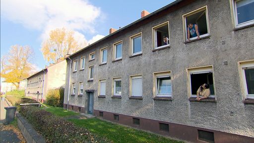 Vorschau Bild von Ein Jahr nach den letzten Dreharbeiten waren erneut
drei Kamerateams über mehrere Wochen in der Duisburger
Eisenbahnsiedlung und haben die Menschen in ihrem Alltag begleitet.
Neben alten Bekannten aus der vorangegangenen Reihe stellt die
Sozialdokumentation auch neue Anwohner vor. Wie hat sich das Leben
der Menschen vor Ort verändert?