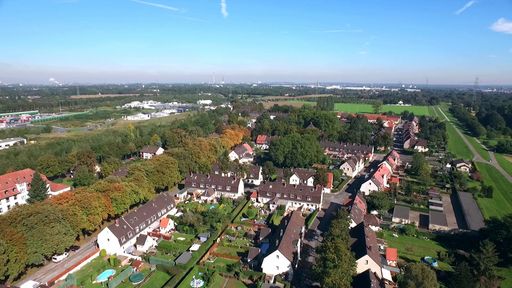 Vorschau Bild von Die Eisenbahnsiedlung von Duisburg ist eine
Arbeitersiedlung mit einer über 100-jährigen Tradition am Stadtrand
der Ruhrgebietsmetropole. Der Niedergang der Stahlindustrie hat die
Gegend stark verändert.