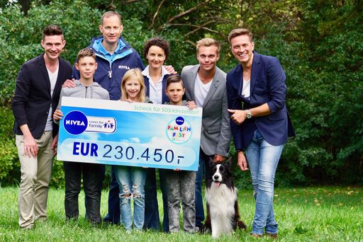  hinten v.l.n.r.: Flo Mayer/Moderator, Stefan
Kukacka/GF Beiersdorf GesmbH, Nora Deinhammer/Mitglied des
Leitungsteams von SOS-Kinderdorf, Lukas Pratschker/Moderator und
Robert Steiner/Tourleiter und Moderator vorne: Junge Gäste am NIVEA
Familienfest in Wien