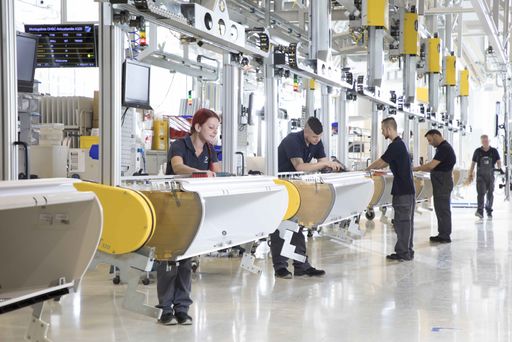 Vorschau Bild von Ab Ende 2018 werden die ersten neuen „Airspace“
Gepäckablagen die hocheffiziente Assembly-Fertigungslinie von FACC
verlassen.