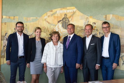  Alexander Keßler (KMU Institut der WU Wien), Sophia
Pipke (Management Consultant Arthur D. Little), Sonja Zwazl
(Präsidentin Wirtschaftskammer NÖ), Walter Ruck (Präsident
Wirtschaftskammer Wien), Alfred Harl (Obmann Fachverband UBIT der
Wirtschaftskammer Österreich), Jan Trionov (CEO Hutchinson Drei
Austria).