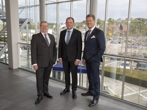 Vorschau Bild von Achim Schreiber (li.) übergibt im Januar 2018 den
Vorsitz der Geschäftsführung an Frank Gfrörer; rechts im Bild Dr.
Johannes Haupt, Vorsitzender des Verwaltungsrates. Weiterer Text
über ots und www.presseportal.de/nr/17725 / Die Verwendung dieses
Bildes ist für redaktionelle Zwecke honorarfrei. Veröffentlichung
bitte unter Quellenangabe: "obs/Blanco GmbH + Co KG"