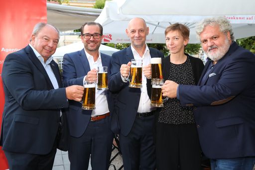  https://www.apa-fotoservice.at/galerie/9859/
APA-Bieriger 2017, v.l.n.r.: Werner Müllner, Clemens Pig, Marcus
Hebein, Katharina Schell und Johannes Bruckenberger (alle APA)