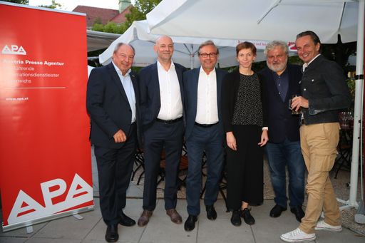 Vorschau Bild von APA-Bieriger 2017, v.l.n.r.: Werner Müllner (APA),
Marcus Hebein (APA), Alexander Wrabetz (ORF), Katharina Schell
(APA), Johannes Bruckenberger (APA) und Christian Rainer (Profil)
Bildcredit: