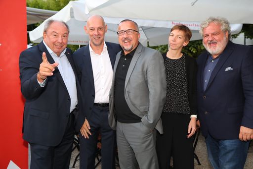 Vorschau Bild von APA-Bieriger 2017, v.l.n.r.: Werner Müllner (APA),
Marcus Hebein (APA), Richard Schmidt (Kronen Zeitung), Katharina
Schell (APA) und Johannes Bruckenberger (APA)