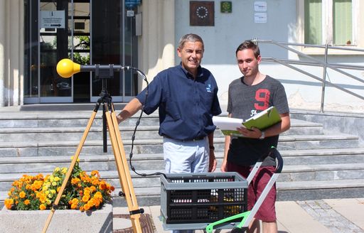 Österreichweite FMK-Mobilfunk-Messreihe
abgeschlossen. v.l.: Kurt Lentsch, Bürgemeister von Neusiedl/See;
Florian Graßl, Student an der Technischen Hochschule Deggendorf.