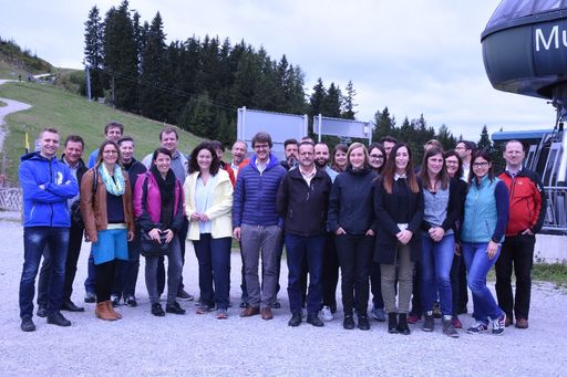  Das Team des Verkehrsverbund Tirol mit LHSTV.in
Ingrid Felipe und VVT Geschäftsführer Alexander Jug setzt eine
Herbstoffensive um und erarbeitete eine neue Strategie 2020.