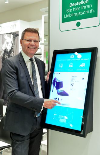 Vorschau Bild von Noch mehr Service bei Deichmann... Deichmann
Österreich Geschäftsführer Georg Müller in der
Omnichannel-Testfiliale in Wien