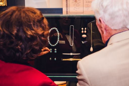 Vorschau Bild von neue Vitrine mit persönlichen Schmuckstücken der
letzten Fürstin Melinda Esterházy