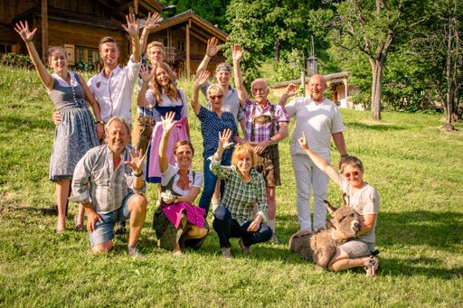 Vorschau Bild von Das Proneben Gut Team feinen die "5 Blumen" Auszeichnung