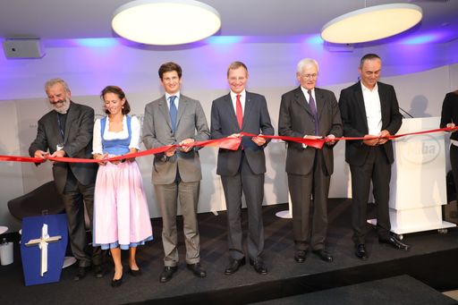 Mit dem Durchschneiden des Bandes wurde das Miba
Forum offiziell eröffnet. Vlnr.: Pater Georg Sporschill, Therese
Niss, F. Peter Mitterbauer, Thomas Stelzer, Peter Mitterbauer, Roman
Delugan.