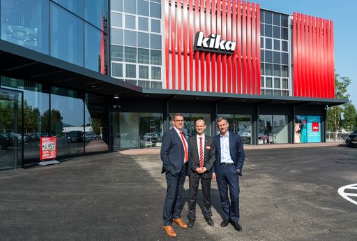 Vorschau Bild von Vlnr: Mario Legrum/ kika Vertriebsleiter, Bernd
Rischk/ Geschäftsleiter kika Dornbirn, Dr. Gunnar George/ CEO vor
dem neu eröffneten Einrichtungshaus kika Dornbirn