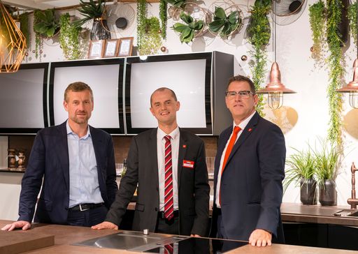 Vorschau Bild von Vlnr: Dr. Gunnar George/ CEO, Bernd Rischk/
Geschäftsleiter kika Dornbirn, Mario Legrum/ kika Vertriebsleiter in
der neu gestalteten Küchenabteilung