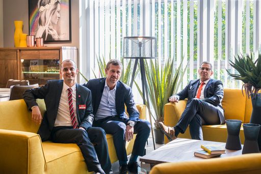 Vorschau Bild von Vlnr: Bernd Rischk/ Geschäftsleiter kika Dornbirn,
Dr. Gunnar George/ CEO, , Mario Legrum/ kika Vertriebsleiter in der
neu gestalteten Wohnzimmerabteilung