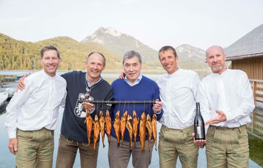 Eddy Merckx genoss auch heuer seinen Besuch im
SalzburgerLand in vollen Zügen. Am Freitagabend ging es mit der
Zille über den Fuschlsee zur Schlossfischerei. Im Bild: Eddy Merckx
(Mitte) und SalzburgerLand Tourismus Geschäftsführer Leo
Bauernberger (2.v.l.) mit den Ex-Radweltmeistern Laurent Brochard
(l.), Maurizio Fondriest (2.v.r.) und Roland Königshofer (r.).