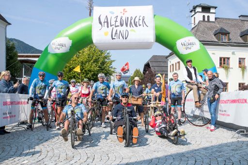 Vorschau Bild von Start zur Charity-Ausfahrt am Samstag bei
herrlichem Rennrad-Wetter, gemeinsam mit Handbikern und der
Delegation aus der Fahrrad-Geburtsstadt Mannheim mit ihren
historischen Rädern.