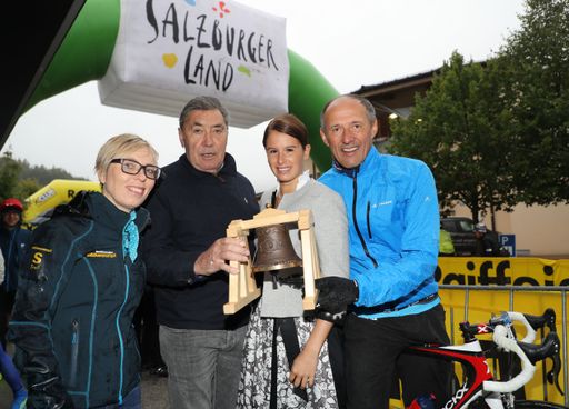 Vorschau Bild von Der Eddy Merckx Classic Radmarathon 2017 wurde am
Sonntag durch Schirmherr und Jahrhundert-Radrennfahrer Eddy Merckx
persönlich eingeläutet.