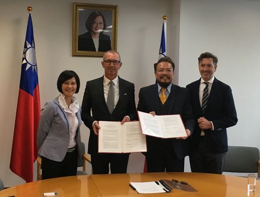 Feierliche Unterzeichnung des Abkommens zwischen
MCI und dem Bildungsministerium von Taiwan: Von links Botschafterin
Vanessa Shih, Leiterin des Wirtschafts- und Kulturbüros, MCI-Rektor
Andreas Altmann, Robin Yun-Pin Lu, Leiter der Bildungsabteilung,
Kurt Koleznik, Generalsekretär der Fachhochschulkonferenz.