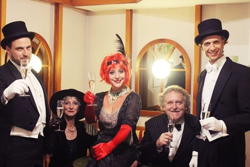 Volksopern-Liebling Franz Suhrada (2.v.r.) und
Sopranistin Barbara Pöltl (M.) sind die Stars der Murauer Operette.
Die eine als Csardasfürstin, der andere als Fürst Karel
Schwarzenberg.