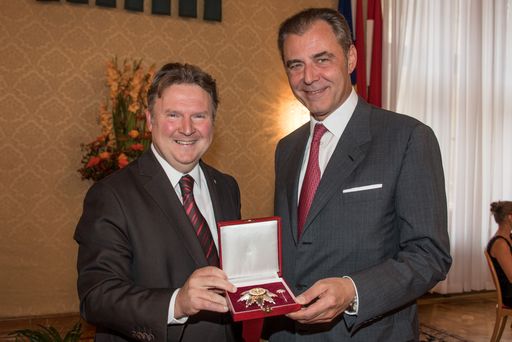 Dr. Eugen Otto (Otto Immobilien) bekommt das
silberne Ehrenzeichen der Stadt Wien im Rathaus am 11.9.17