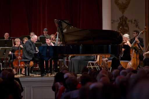 Vorschau Bild von Foto Alexander Lonquich (Klavier und Leitung) und
Haydn Philharmonie