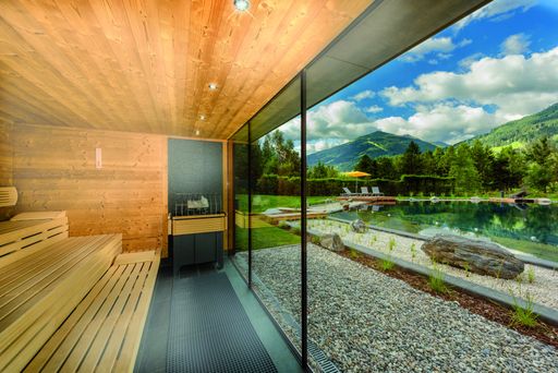Mit dem Blick auf die neuen Badeseen der
Alpentherme Gastein und das spektakuläre Bergpanorama lädt die
Seesauna von KLAFS zum Verweilen ein.