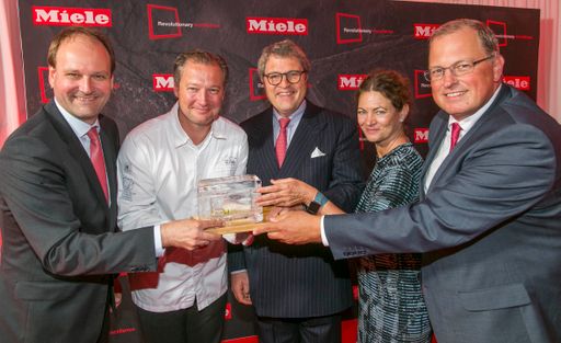 Vorschau Bild von Am Foto v.l.: Geschäftsführender Gesellschafter Dr.
Markus Miele, Haubenkoch Andreas Döllerer, geschäftsführender
Gesellschafter Dr. Reinhard Zinkann, Trendforscherin Mag. Hanni
Rützler und Miele Österreich Geschäftsführer Mag. Martin Melzer bei
der Präsentation des Dialoggarers in Österreich.