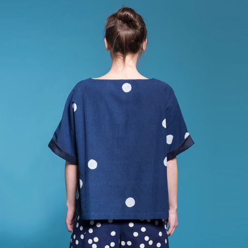  Top aus blaugedrucktem Stoff, Design: A. Klouzková