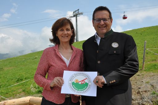 Vorschau Bild von Karriere - Ladies-Power für die Besten Österreichischen
Sommer-Bergbahnen: Maria Hofer (links) vom Kitzsteinhorn übernimmt
die Leitung der österreichweiten Seilbahn-Gruppe von
Pfänderbahn-Chef Thomas Kinz (rechts)