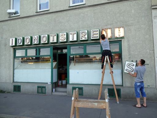 Vorschau Bild von WIENWOCHE 2017 - "Nach Geschäftsschluss" / Wiener
Leerstandsanagramme Motiv: "I DO NOT STRESS"