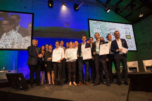Kürten die Preisträger des DBS-Awards 2017: Die
Fachjury, besetzt von elf Vertretern der Bau- und Immobilienbranche,
und Moderator Daniel Cronin.