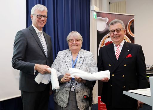 IntercityHotel GmbH feiert 30-jähriges Jubiläum und
vereinbart Kooperation mit gleichnamiger Hotelmarke in Brasilien /
vlnr: Thomas Willms, COO Steigenberger Hotels AG, Celeste
Warner-Heymann, Luftfahrt ohne Grenzen, Joachim Marusczyk,
Geschäftsführer IntercityHotel GmbH / Weiterer Text über ots und
www.presseportal.de/nr/41291 / Die Verwendung dieses Bildes ist für
redaktionelle Zwecke honorarfrei. Veröffentlichung bitte unter
Quellenangabe: "obs/Steigenberger Hotels AG/Deutsche Hospitality"