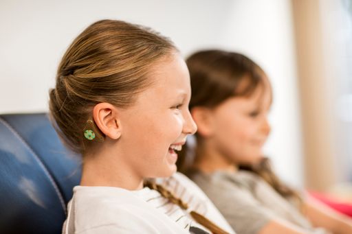 Kinderleicht hören mit ADHEAR.