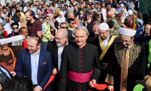 Vorschau Bild von Vertreter der Religionen bildet den Anfang der Menschenkette