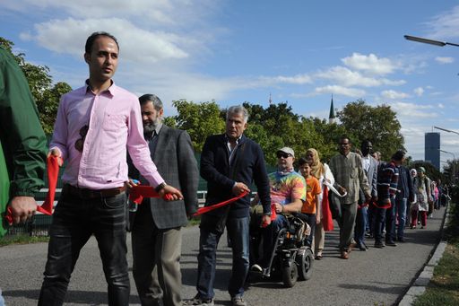 Vorschau Bild von Menschenkette zur Pfarre Bruckhaufen