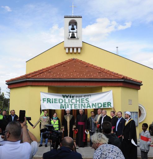 Vorschau Bild von Das Ende der Menschenkette an der Pfarre Bruckhaufen