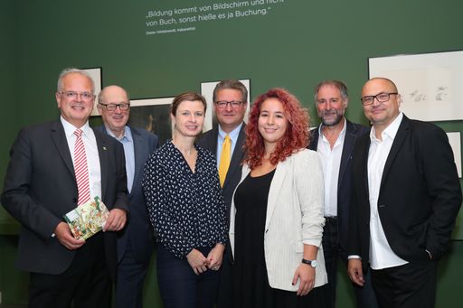 Vorschau Bild von http://www.apa-fotoservice.at/galerie/9190 Im Bild
vl: Reinhard Resch (Bürgermeister Krems), Hans Angerer (ehemaliger
Direktor BRG Ringstraße, Krems), Julia Flunger-Schulz
(Geschäftsführerin Kunstmeile Krems), Hermann Dikowitsch (Leiter
Abteilung Kunst und Kultur Niederösterreich), Denise Docekal
(Landesschülervertreterin), Herbert Molzbichler (Lehrer und Autor)
und Gottfried Gusenbauer (Künstlerischer Direktor Karikaturmuseum
Krems)