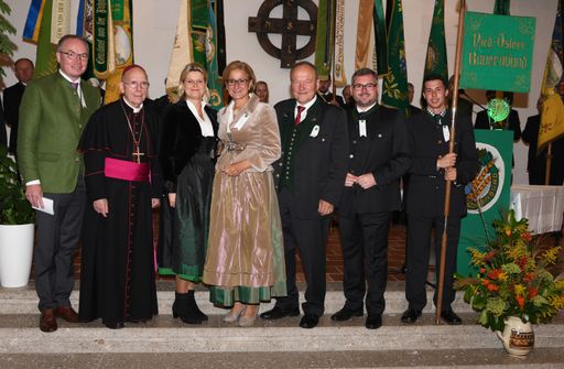  LH-Stv. Stephann Pernkopf, Diözesanbischof Klaus
Küng, Direktorin Klaudia Tanner, LH Johanna Mikl-Leitner sowie NÖ
Bauernbundobmann Hermann Schultes und Finanzlandesrat Ludwig
Schleritzko (v.l..n.r.) mit der Bauernbund-Standarte bei der 71.
Wallfahrt.
