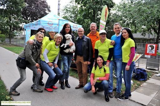  Ulli Sima und Harald Troch (Mitte) mit dem Team
HUNDE.GLÜCK und Partnern der Kampagne HUNDEFREUNDLICHES WIEN