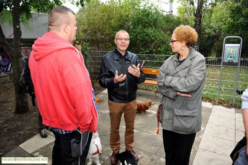 Vorschau Bild von Harald Troch im Gespräch mit Hundehalter/innen