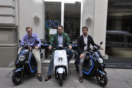 Die drei Gründer von goUrban Jonathan Gleixner, Michael Lenz und
Bojan Jukic mit drei der eMopeds, die ab heute auf Wiens Straßen
anmietbar sind.