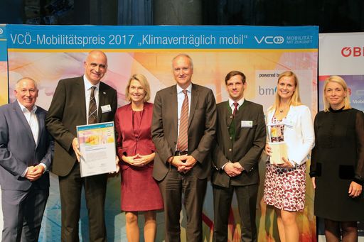  http://www.apa-fotoservice.at/galerie/9958 Der
Gesamtsieg beim VCÖ-Mobilitätspreis Österreich von VCÖ, bmvit,
bmlfuw und ÖBB geht heuer an Touristische Mobilitätszentrale
Kärnten. Von links nach rechts: VCÖ-Geschäftsführer Willi Nowak,
Georg Overs (Geschäftsführer Region Villach Tourismus), Ursula
Zechner (Sektionschefin bmvit), Reinhard Mang (Generalsekretär
bmlfuw), Markus Reisner (Region Villach Tourismus), Michaela
Findenig (Kärnten Werbung) , Evelyn Palla (Vorstand
ÖBB-Personenverkehr).