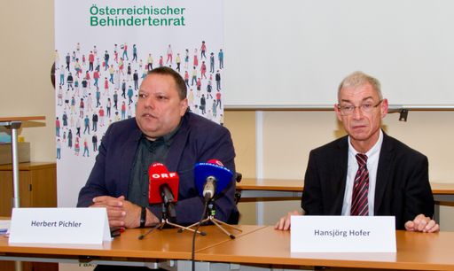 Behindertenrat-Präsident Herbert Pichler und
Behindertenanwalt Hansjörg Hofer bei der Präsentation der
gemeinsamen Forderungen. Foto: Behindertenrat/Michael Janousek