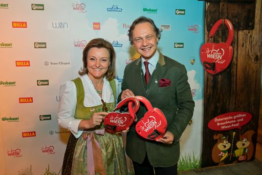  Das Geschäftsführungs-Duo des Wiener Wiesn Festes -
Claudia Wiesner und Christian Feldhofer präsentierte die Neuheiten
und Highlights des heurigen Festjahres.