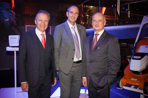 v.l.n.r: Norbert Pick, STIHL Vorstand Marketing und Vertrieb;
Alexander Hembach, Geschäftsführer STIHL Österreich; Dr. Nikolas
Stihl, Vorsitz von Beirat und Aufsichtsrat der STIHL
Unternehmensgruppe