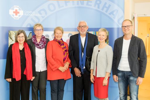 Vorschau Bild von (c) www.annarauchenberger.com / Anna Rauchenberger
- Wien, Austria - 21.09.2017 - Pressekonferenz: Das Rudolfinerhaus
feiert 25 Jahre Pflegewissenschaft. FOTO v.l.: Dr. Barbara
Daetwyler-Wehrli, Praesidentin i.R. des Berufsverbands der
diplomierten Pflegefachfrauen und Pflegefachmaenner, Univ.-Prof. Dr.
Christa Them, Leiterin des Instituts fuer Pflegewissenschaft und
Gerontologie, Private Universitaet fuer Gesundheitswissenschaften,
Medizinische Informatik und Technik (UMIT), Tirol, Univ.-Prof. Dr.
Elisabeth Seidl, Praesidentin Rudolfiner-Verein Rotes Kreuz,
Univ.-Prof. Dr. Wilfried Schnepp, Lehrstuhl fuer familienorientierte
und gemeindenahe Pflege, Universitaet Witten/Herdecke, Deutschland,
Univ.-Prof. Dr. Hanna Mayer, Vorstaendin des Instituts fuer
Pflegewissenschaft, Universitaet Wien, Mag. Dr. Martin Nagl-Cupal
