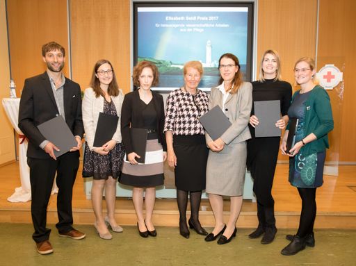 Vorschau Bild von (c) www.annarauchenberger.com / Anna Rauchenberger
- Wien, Austria - 21.09.2017 - Das Rudolfinerhaus feiert 25 Jahre
Pflegewissenschaft - Feier und Seidl-Preis Verleihung. FOTO:
Univ.-Prof. Dr. Elisabeth Seidl, Praesidentin Rudolfiner-Verein
Rotes Kreuz (Mitte) mit den PreistraegerInnen des Seidl-Preises 2017