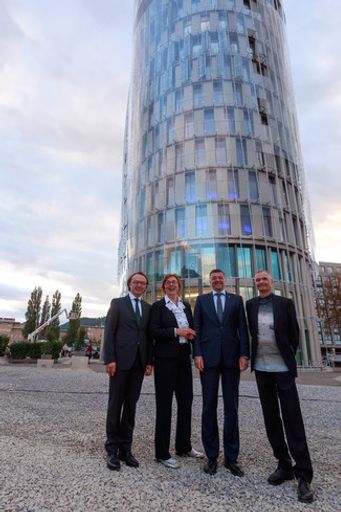 https://www.apa-fotoservice.at/galerie/10075 Im
Bild v.l.n.r.: Mario Müller (SFL), Theresia Vogel (Klima- und
Energiefonds), Infrastrukturminister Jörg Leichtfried, Architekt
Markus Pernthaler